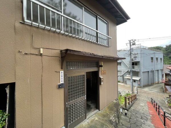 R5-5 波浮港の旧港屋旅館近くの家